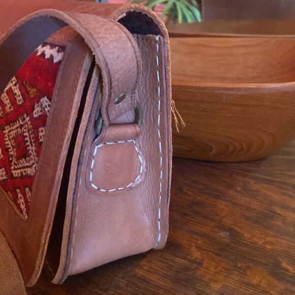 Leather brown bag w/ red and cream and black crochet on the front, shoulder bag - Picture 6 of 12